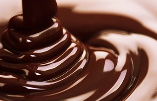 Взбитые сливки и шоколад: сладкий эротический массаж
