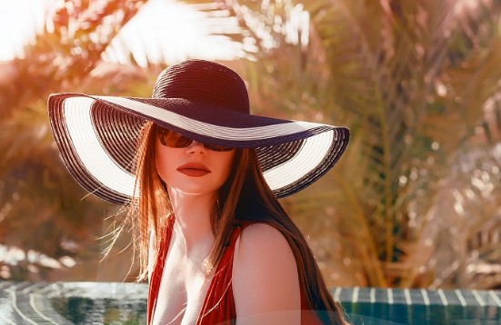 Девушка в шляпе от солнца 